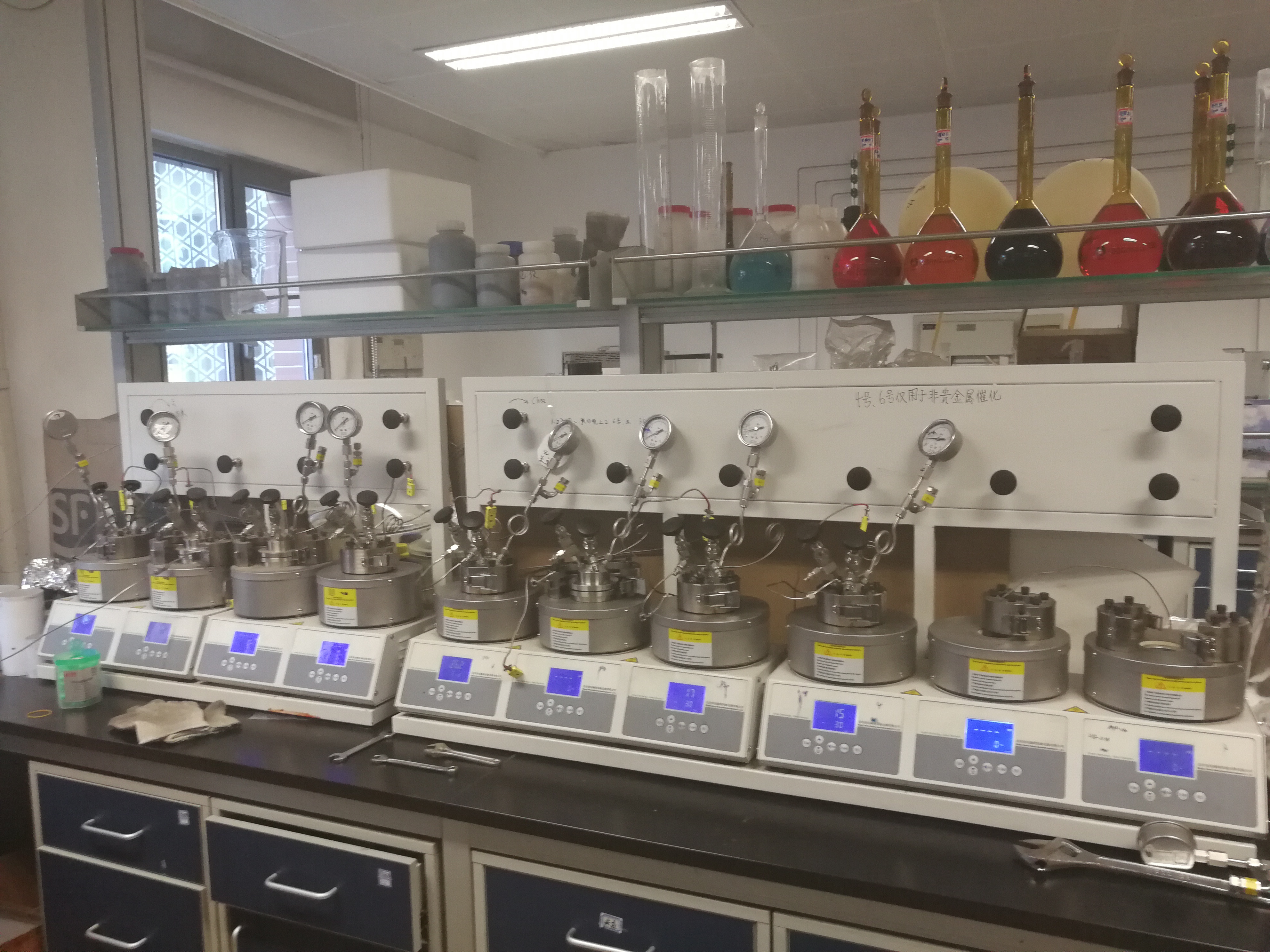 八位平行反應(yīng)釜的技術(shù)參數(shù)(圖2) 八位平行反應(yīng)釜的技術(shù)參數(shù)(圖2)